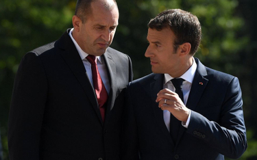 Prezydent Francji Emmanuel Macron (z prawej) i prezydent Bułgarii Rumen Radev