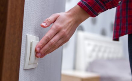 Sondaż: Rząd powinien przeprowadzić akcję informacyjną na temat oszczędzania prądu, wody i gazu