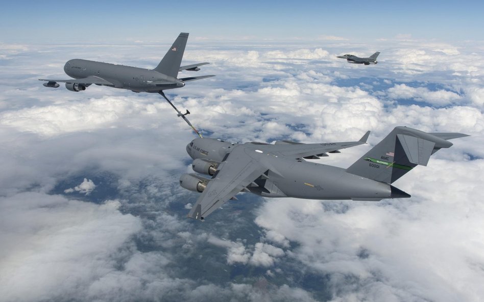 KC-46A tankuje samolot transportowy Boeing C-17 Globemaster III podczas prób wojskowych. Fot./Boeing
