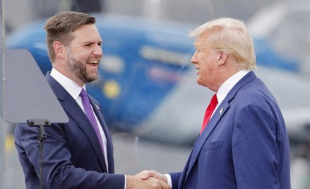 Były prezydent USA, kandydat republikanów w jesiennych wyborach Donald Trump (z prawej) oraz jego ka