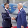 Były prezydent USA, kandydat republikanów w jesiennych wyborach Donald Trump (z prawej) oraz jego ka