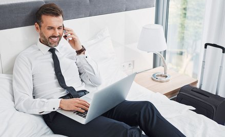 Hotelowy pokój do zdalnej pracy w podatkowych rozliczeniach firmy