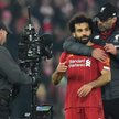 Egipski gwiazdor Liverpoolu Mohamed Salah w objęciach trenera Juergena Kloppa po niedzielnym zwycięs