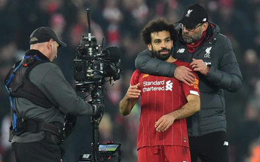 Egipski gwiazdor Liverpoolu Mohamed Salah w objęciach trenera Juergena Kloppa po niedzielnym zwycięs