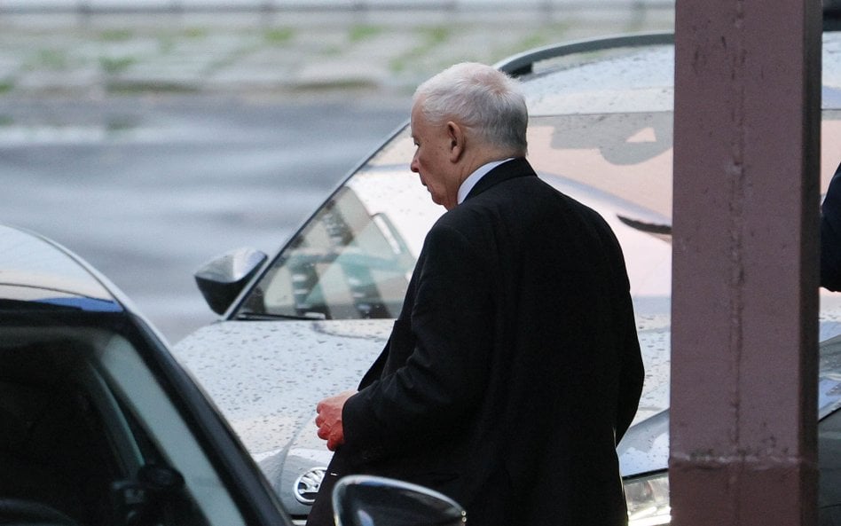 Jarosław Kaczyński opuszcza Nowogrodzką po spotkaniu z Mateuszem Morawieckim