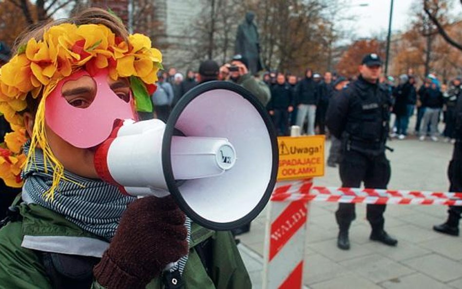 Feministka z Żelbetonu nawoływała do zasłonięcia pomnika Romana Dmowskiego