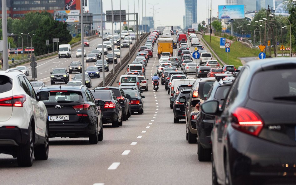 Wymogów warszawskiej strefy planowanej na 2026 rok nie spełnia 23 proc. używanych aut z silnikiem be