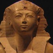 Zrekonstuowany posąg, przedstawiający Hatszepsut – Metropolitan Museum w Nowym Jorku