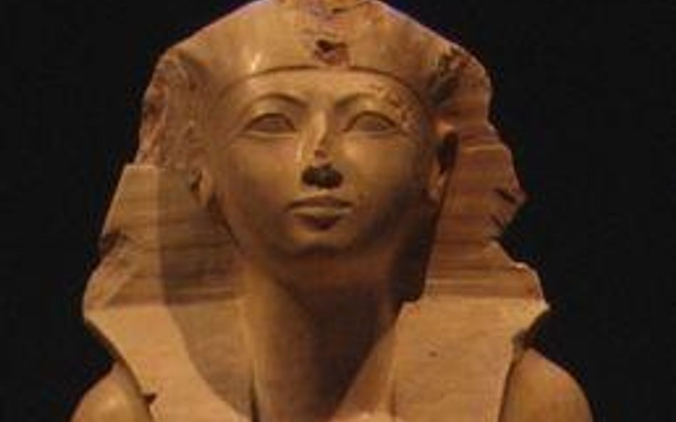 Zrekonstuowany posąg, przedstawiający Hatszepsut – Metropolitan Museum w Nowym Jorku