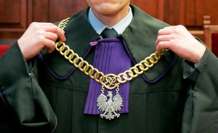 Ustawa wymaga, aby wynagrodzenia sędziów sądów równorzędnych co do zasady były równe.