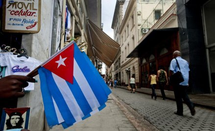 Przed wizytą Obamy Kuba znosi podatek od dolarów