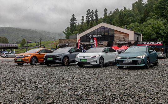 Trzy elektryki (Skoda Enyaq, Audi Q4 e-tron, VW ID.7) i jeden model spalinowy (VW Passat)