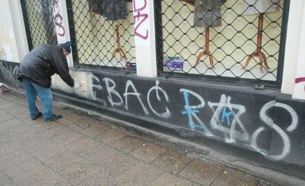 Zamalowywanie antysemickich napisów w ramach akcji "Kolorowa tolerancja", 2005 rok