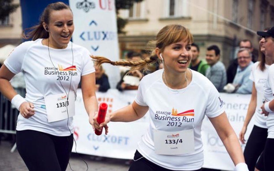 Firmowa sztafeta Luxoft Poland podczas Kraków Business Run 2012. Od lewej Agata Furman, menedżer mar