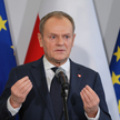 Przewodniczący PO Donald Tusk podczas konferencji prasowej w Senacie