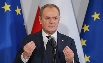 Przewodniczący PO Donald Tusk podczas konferencji prasowej w Senacie
