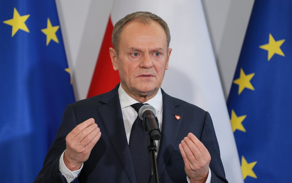 Przewodniczący PO Donald Tusk podczas konferencji prasowej w Senacie