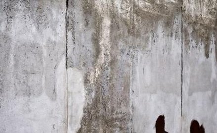 9 sierpnia 2009. Cienie turystów na pozostałym fragmencie berlińskiego Muru na Bernauer Strasse