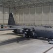 Samolot transportowy Lockheed Martin C-130E Hercules Sił Powietrznych podczas prac serwisowych w byd