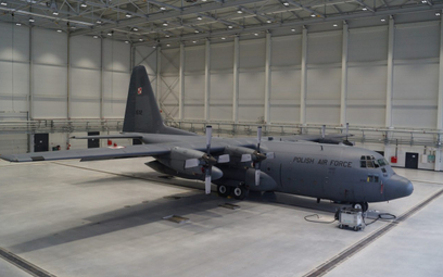 Samolot transportowy Lockheed Martin C-130E Hercules Sił Powietrznych podczas prac serwisowych w byd