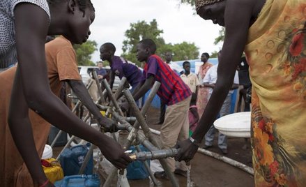 Woda życia. W związku z zagrożeniem epidemią cholery dostęp do wody pitnej należy do podstawowych po