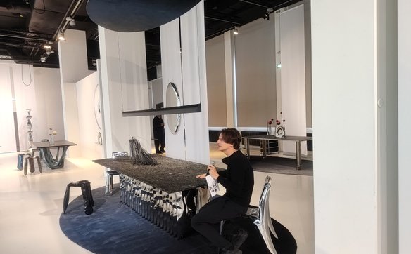 Oskar Zięta przy stole w kolorze cosmos blue