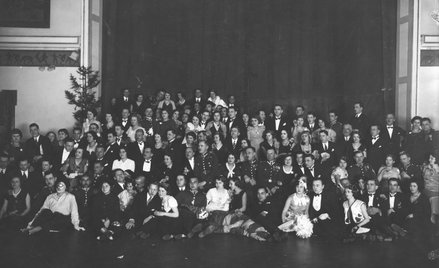 Przed wojną niektóre kluby sportowe miały nawet swoje orkiestry, które uświetniały okolicznościowe s