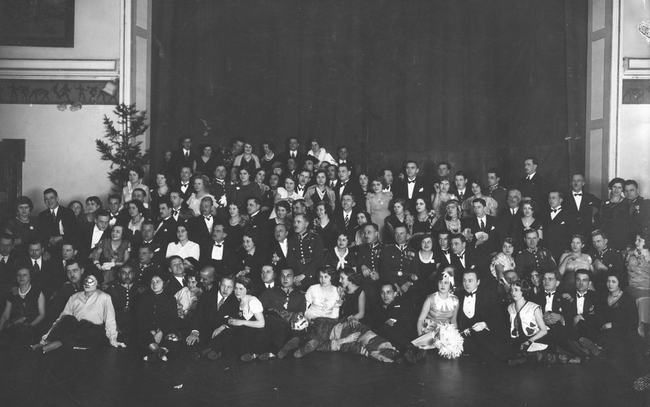 Przed wojną niektóre kluby sportowe miały nawet swoje orkiestry, które uświetniały okolicznościowe s