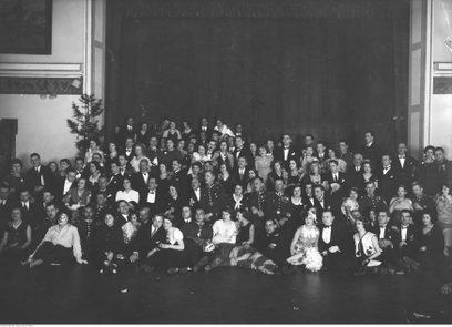 Przed wojną niektóre kluby sportowe miały nawet swoje orkiestry, które uświetniały okolicznościowe s