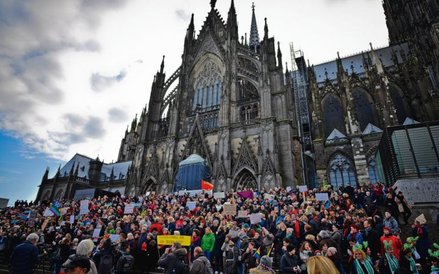 Niemcy się boją, zbroją i demonstrują. Protest przed katedrą w Kolonii przeciwko atakom imigrantów n