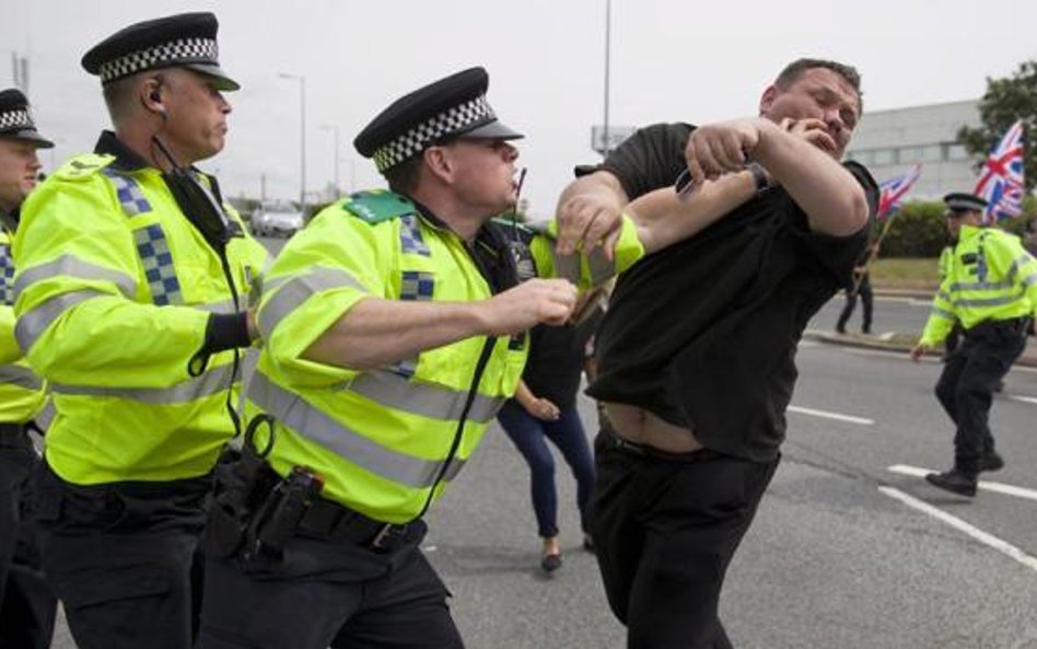 W sobotę niedaleko Folkestone, gdzie kończy się Eurotunel. Policja brytyjska zmaga się z przeciwniki