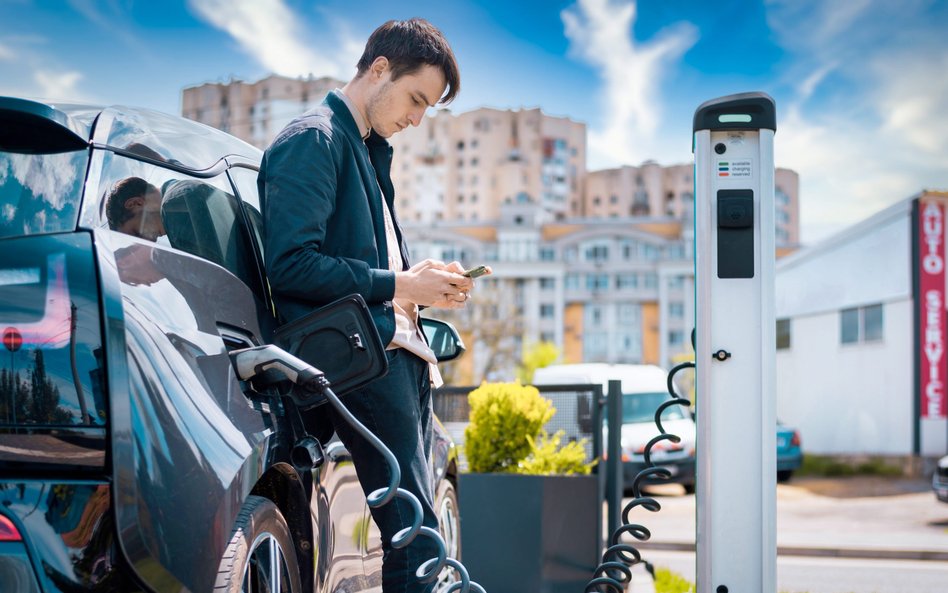 Widać dużą rozbieżność w cenach polis dla samochodów elektrycznych u różnych ubezpieczycieli