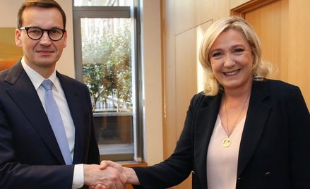 Eurodeputowany PiS Ryszard Legutko uważa, że zwycięstwo Marine Le Pen (z prawej)w wyborach prezydenc