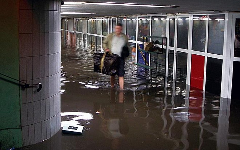 Woda podtopiła przejście podziemne przy ul. Targowej. Wdarła się także do metra, szpitali i podziemn