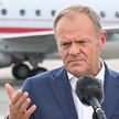 Premier Donald Tusk podczas konferencji prasowej na lotnisku w Warszawie