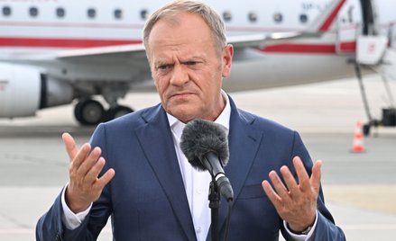 Premier Donald Tusk podczas konferencji prasowej na lotnisku w Warszawie