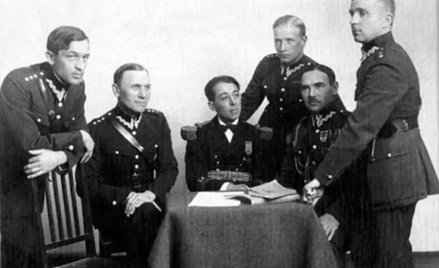 Oficerowie Biura Szyfrów. Od lewej: Jakub Plezia, Jerzy Suryn, Yamawaki Masataka, Paweł Misiurewicz,