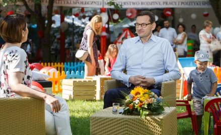 Morawiecki rozdaje po 300 zł i walczy z pożarami
