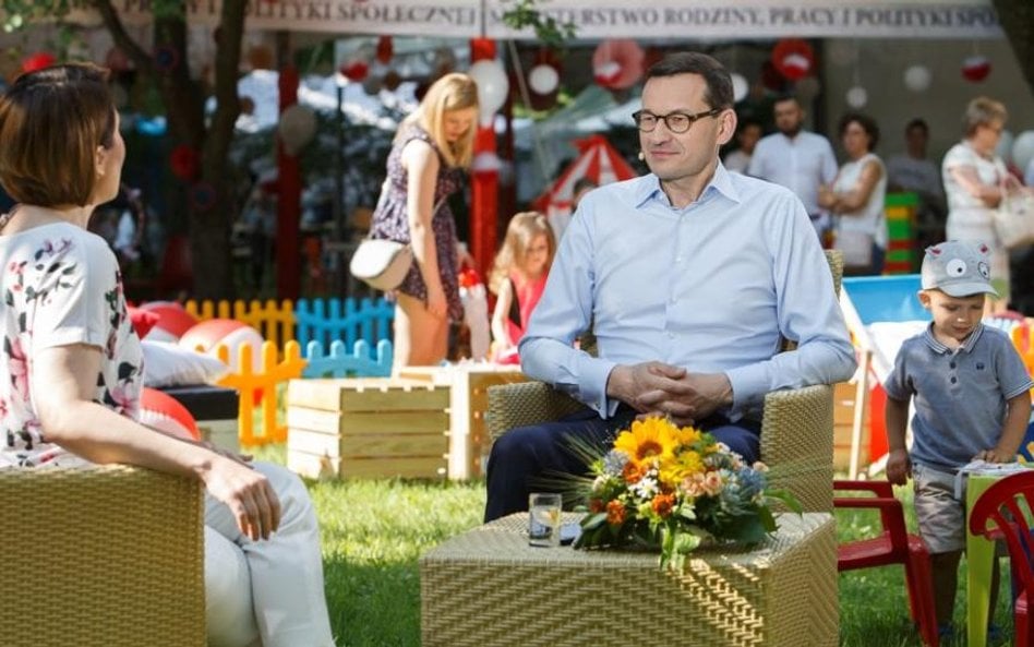 Morawiecki rozdaje po 300 zł i walczy z pożarami