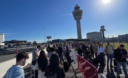 Kolejka do kontroli bezpieczeństwa na lotnisku Schiphol w Amsterdamie