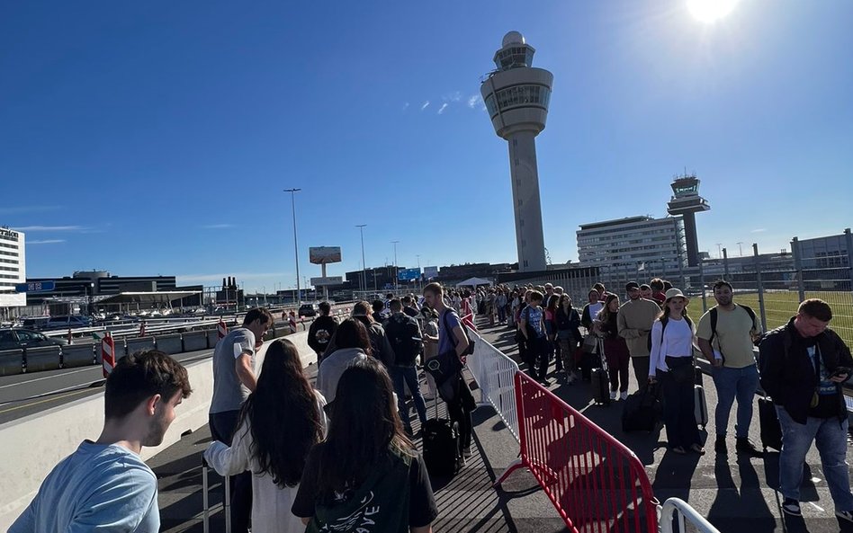 Kolejka do kontroli bezpieczeństwa na lotnisku Schiphol w Amsterdamie