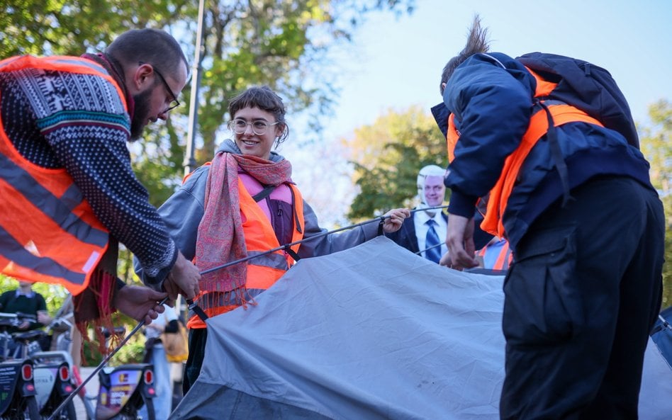 Aktywiści z Ostatniego Pokolenia przed Sejmem w Warszawie