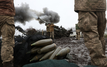 Amerykańskie haubice slużą Siłom Zbrojnym Ukrainy do ostrzału rosyjskich pozycji. Rosja od dawna tłu