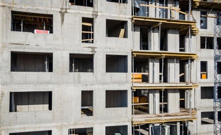 Budowniczowie mieszkań i biur kuszą oprocentowaniem