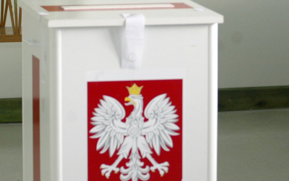 „Niezdecydowani” zmieniają wyniki sondaży