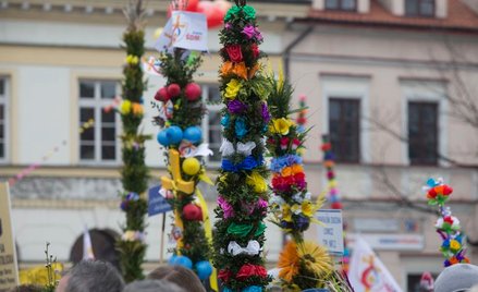 "Palmy kupione przed bramą kościoła nie przyjmują wody święconej"