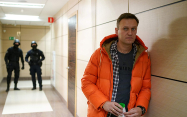 Aleksiej Nawalny w towarzystwie dwóch antyterrorystów z FSB. Zdjęcie z Moskwy z grudnia 2019 roku
