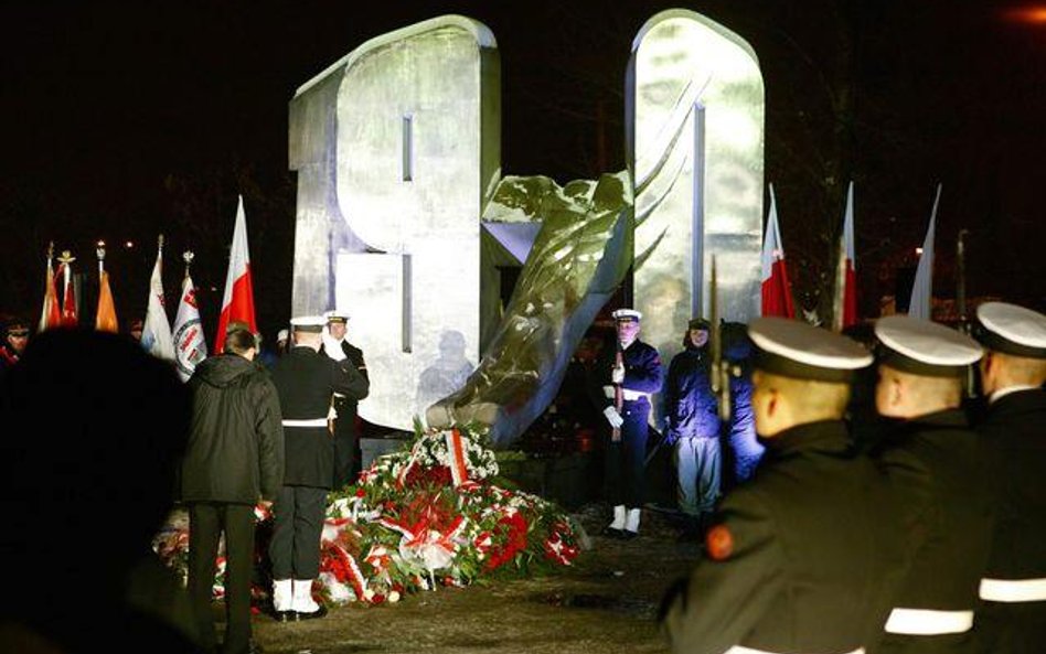 Szef komisji zakładowej Stoczni Gdynia Dariusz Adamski apelował do protestujących, tłumacząc, że gdy