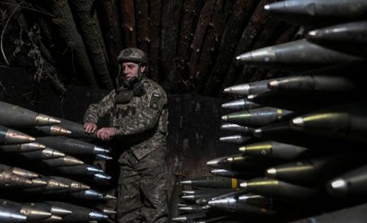 Ukraiński artylerzysta przygotowuje pociski do haubicy M777 kalibru 155 mm. Fotografia wykonana 24 g