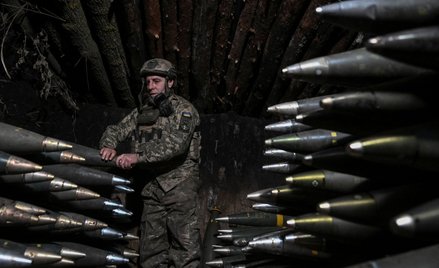 Ukraiński artylerzysta przygotowuje pociski do haubicy M777 kalibru 155 mm. Fotografia wykonana 24 g